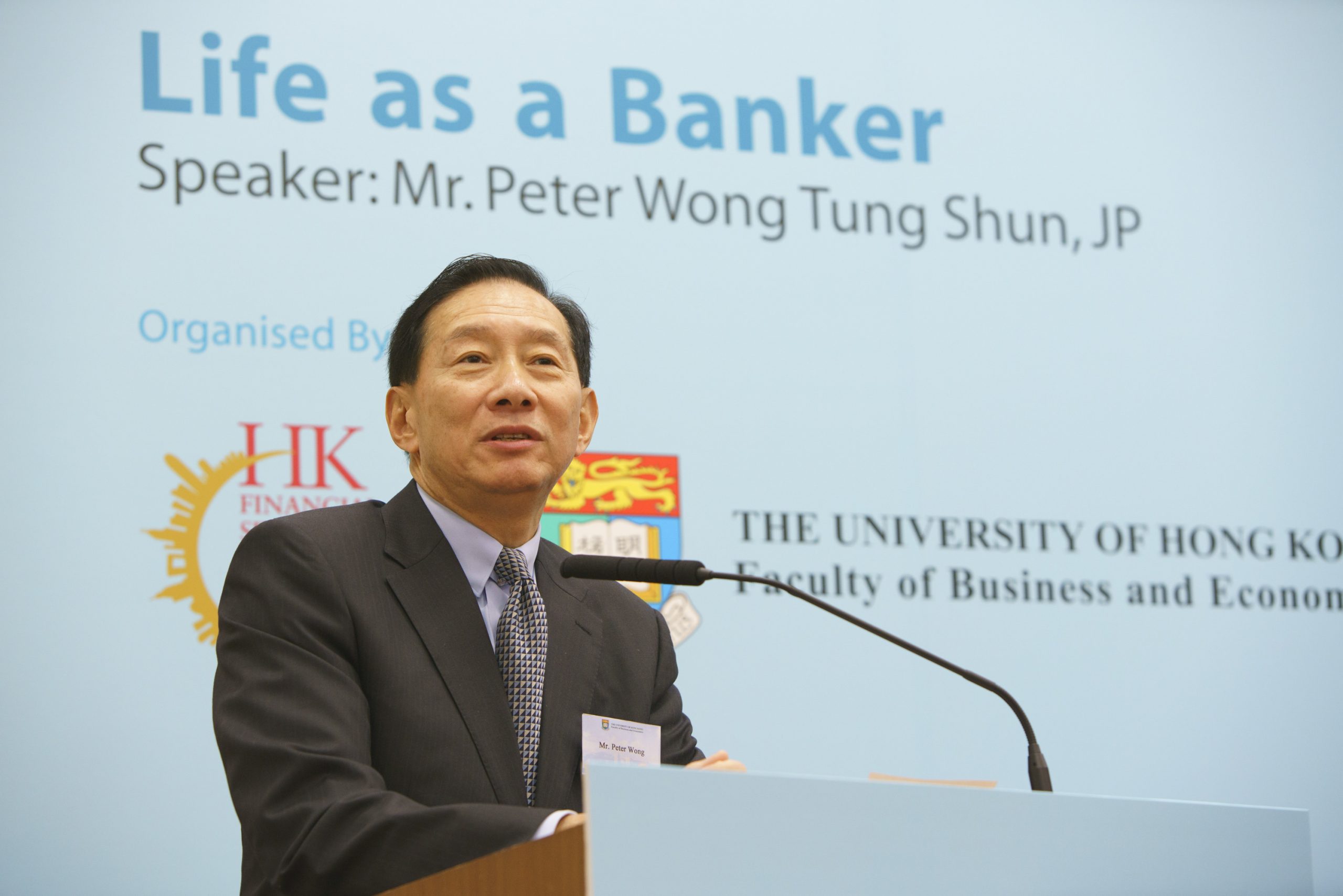 Mr. Peter Wong Tung Shun delivers speech entitled “Life as a Banker” at the Convocation Room, HKU. 王冬勝先生在香港大學畢業生議會廳以「銀行家之路」為題進行演講。