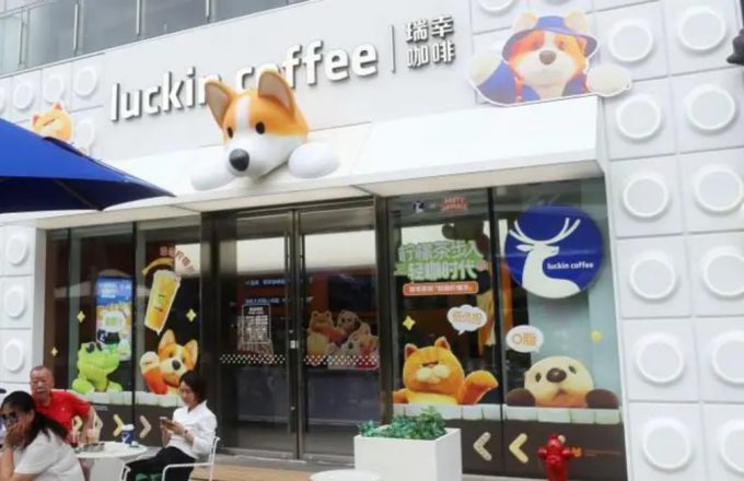 从香港到曼哈顿：瑞幸等中国品牌“重写街景”背后的竞争与焦虑